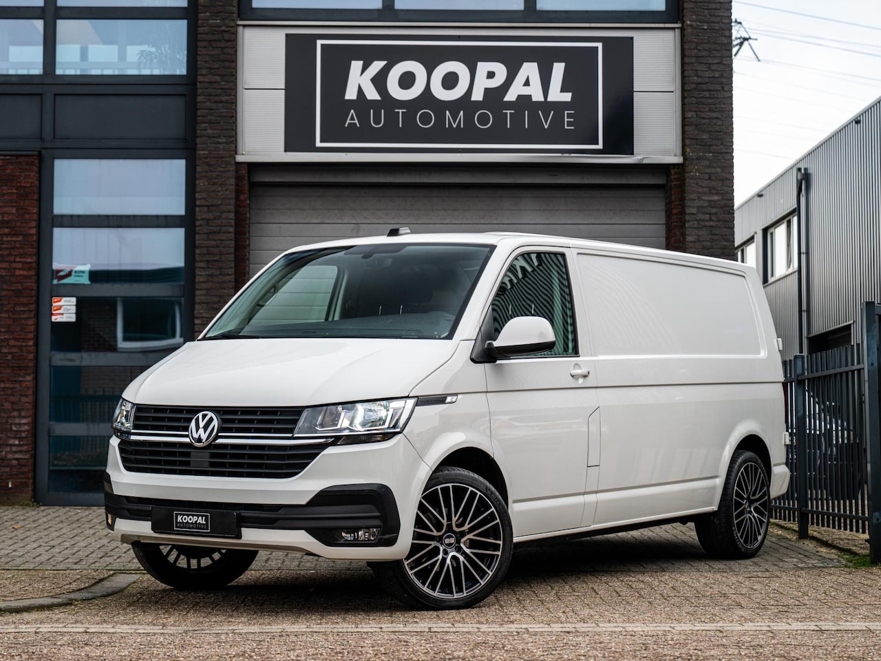 Volkswagen Transporter - 2.0 TDI L2H1 | Trekhaak | Cruise | Carplay | Navi - AutoWereld.nl