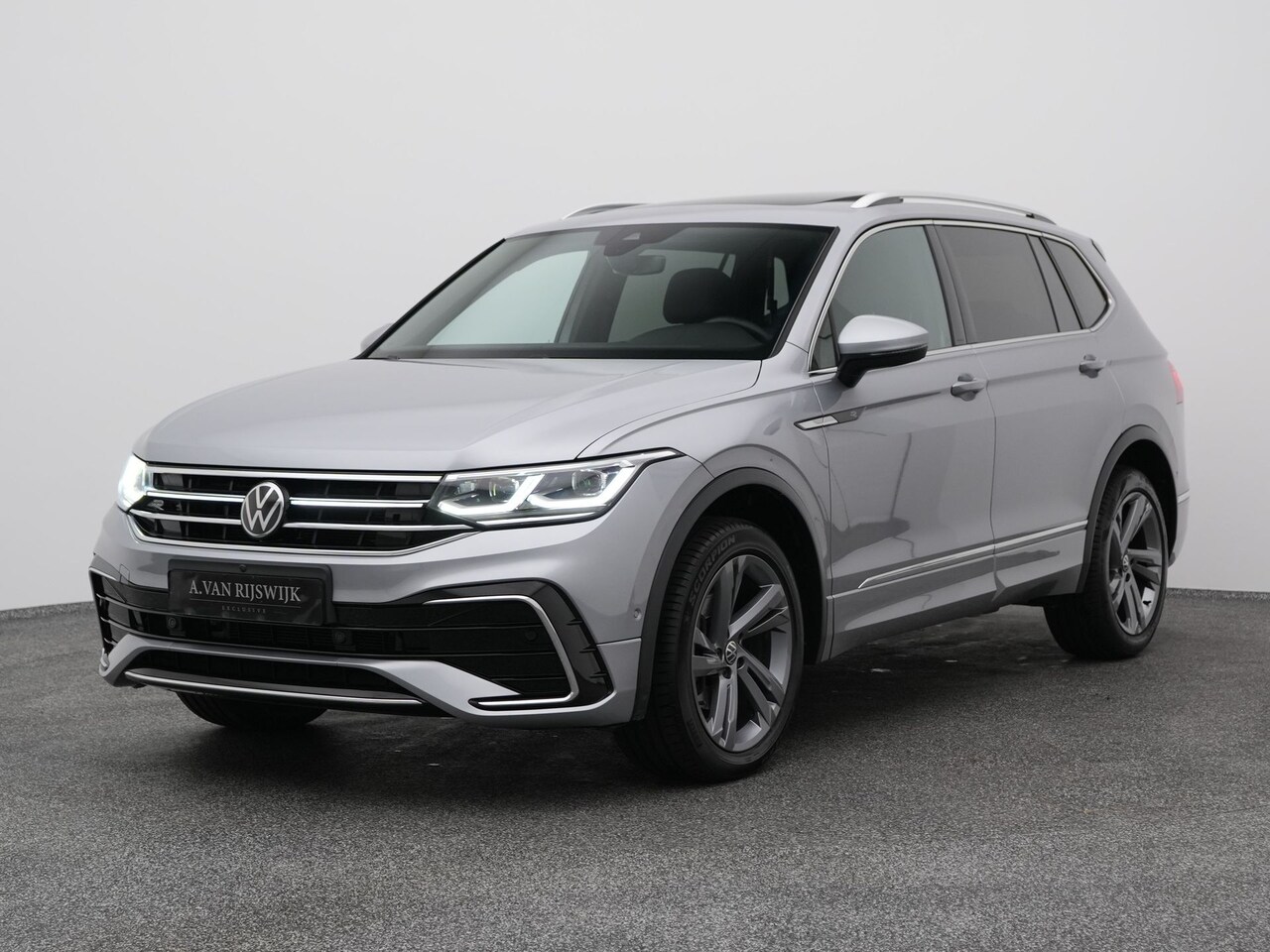 Volkswagen Tiguan Allspace - 1.5 TSI 150 PK R-Line 7-Pers. | PANO | 360° | ADAPTIVE | KEYLESS - AutoWereld.nl
