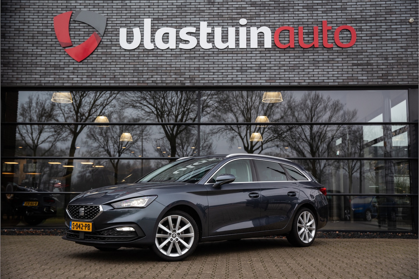 SEAT Leon Sportstourer - 1.5 eTSI , Adap. cruise, Trekhaak, Stoel/stuurverwarming, - AutoWereld.nl