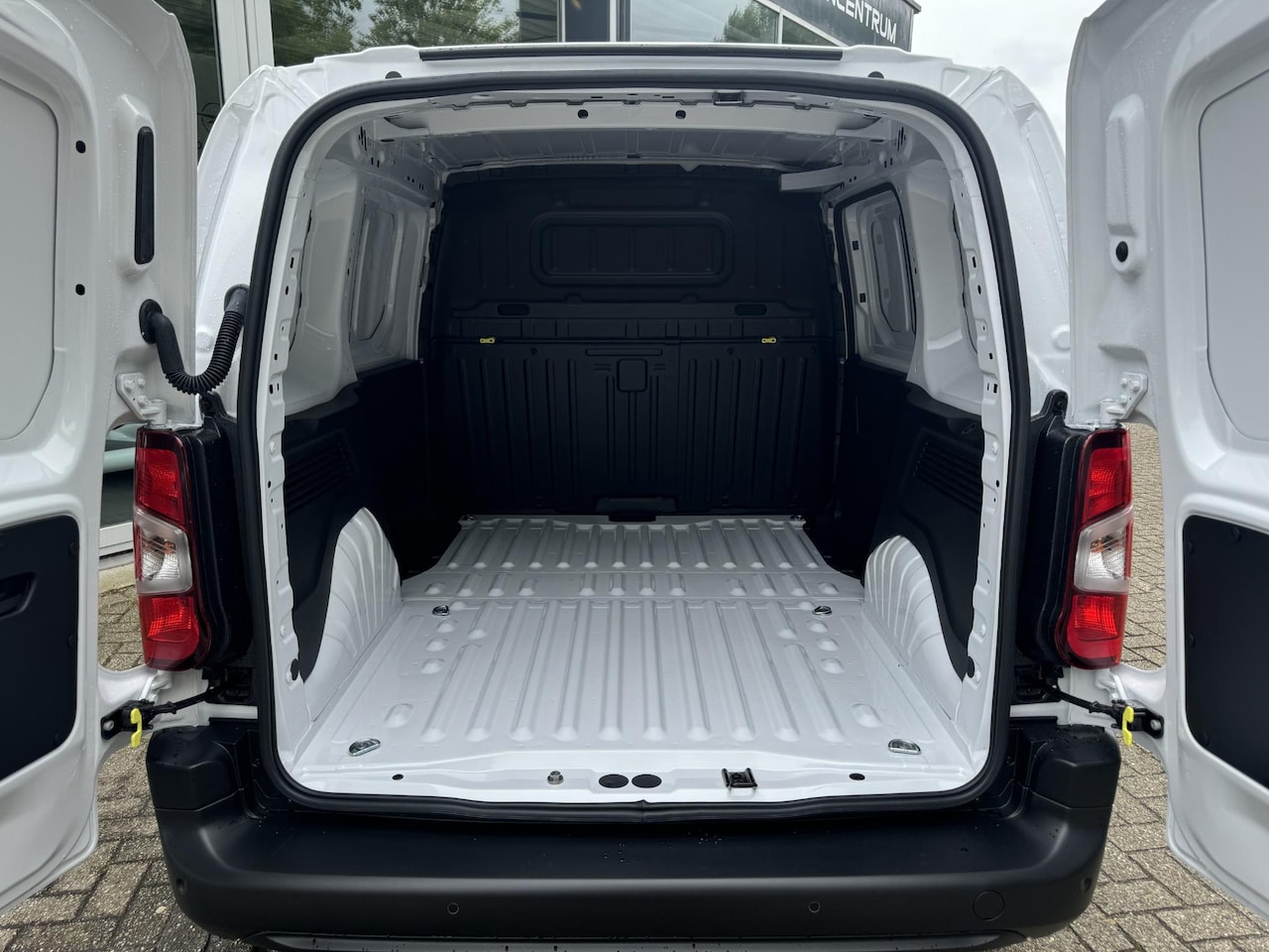 Peugeot e-Partner - L1 50 kWh 136pk | 8 jaar garantie | 0% financial lease | Apple Carplay | Android Auto | Mu - AutoWereld.nl