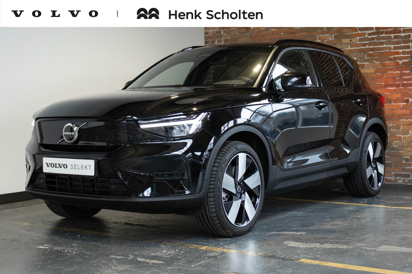 Volvo EX40 - Single Motor Extended Range Ultra Black Ed. 82 kWh | 360° Parkeercamera | Parkeersensoren - AutoWereld.nl