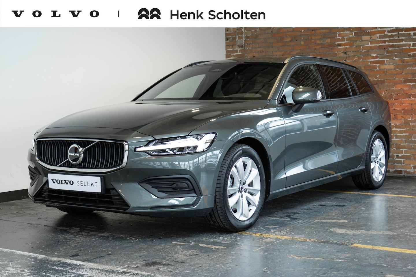 Volvo V60 - B4 Essential Edition | Stoelverwarming | Stuurwielverwarming | Parkeersensoren voor + acht - AutoWereld.nl