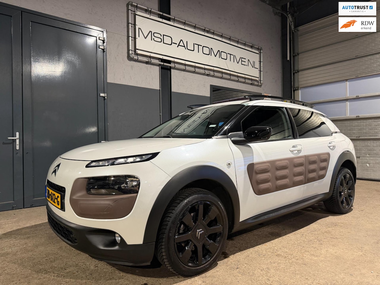 Citroën C4 Cactus - 1.2 PureTech Shine Trekhaak Nieuwe Distributieriem - AutoWereld.nl
