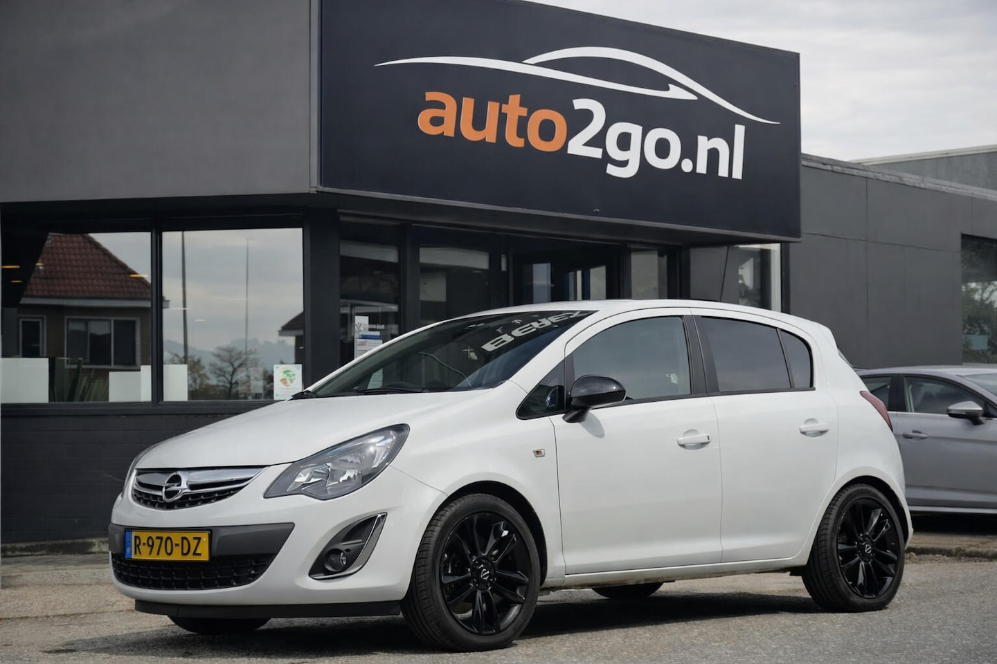 Opel Corsa - 1.4-16V SPORT 17 INCH-LMV AIRCO LED - AutoWereld.nl
