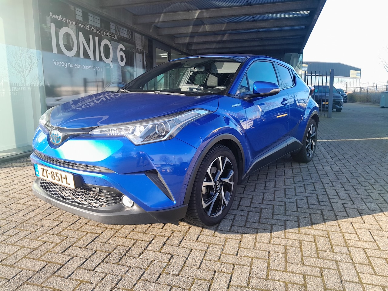 Toyota C-HR - 1.8 Hybrid 122pk CVT Dynamic Sport | Binnenkort Beschikbaar | All Season Banden | Navigati - AutoWereld.nl
