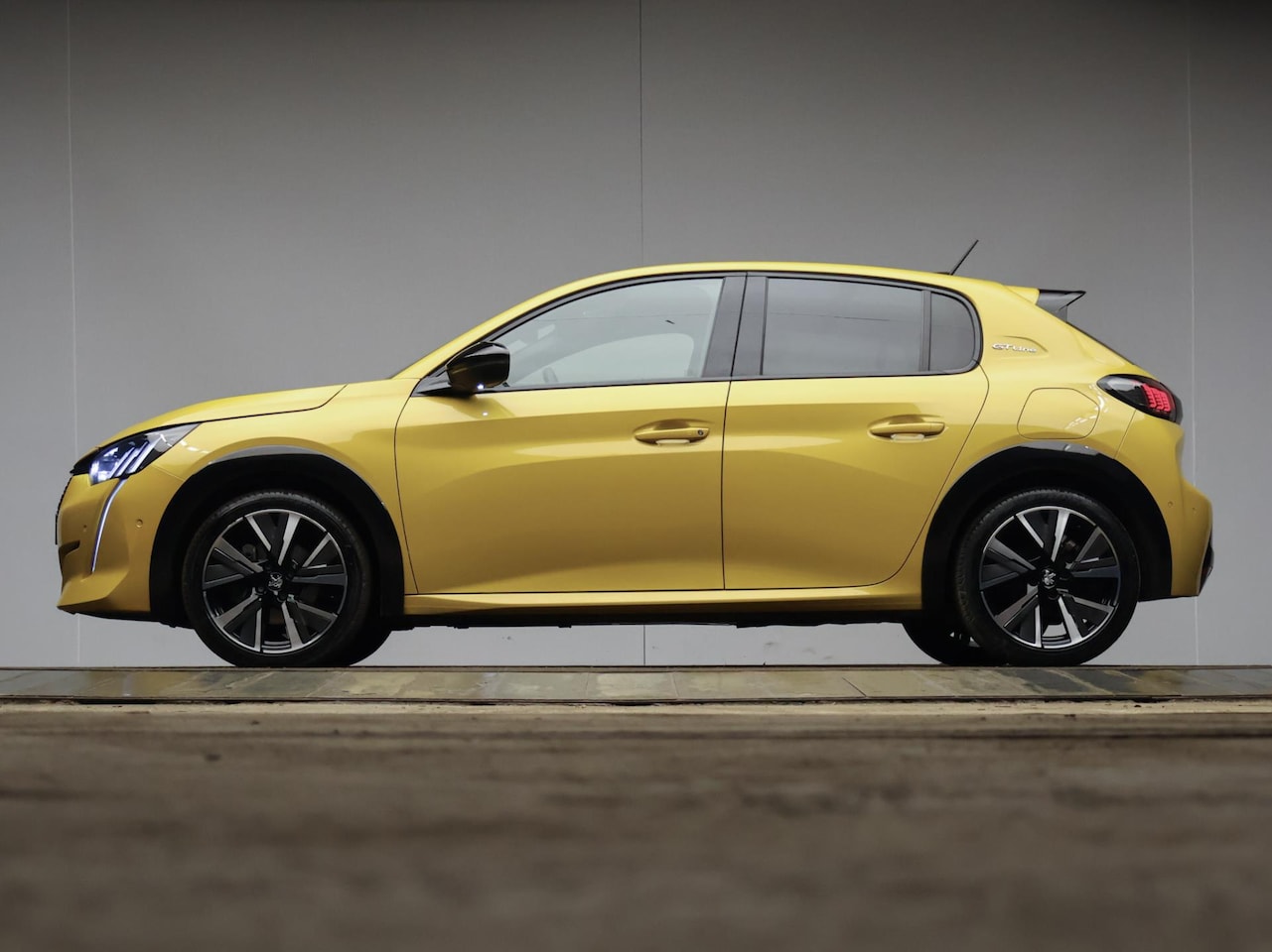 Peugeot 208 - 1.2 PureTech GT-line Sport (APPLE CARPLAY,NAVI,CAMERA,DIGITAL COCKPIT,CLIMATE,CRUISE,GETIN - AutoWereld.nl