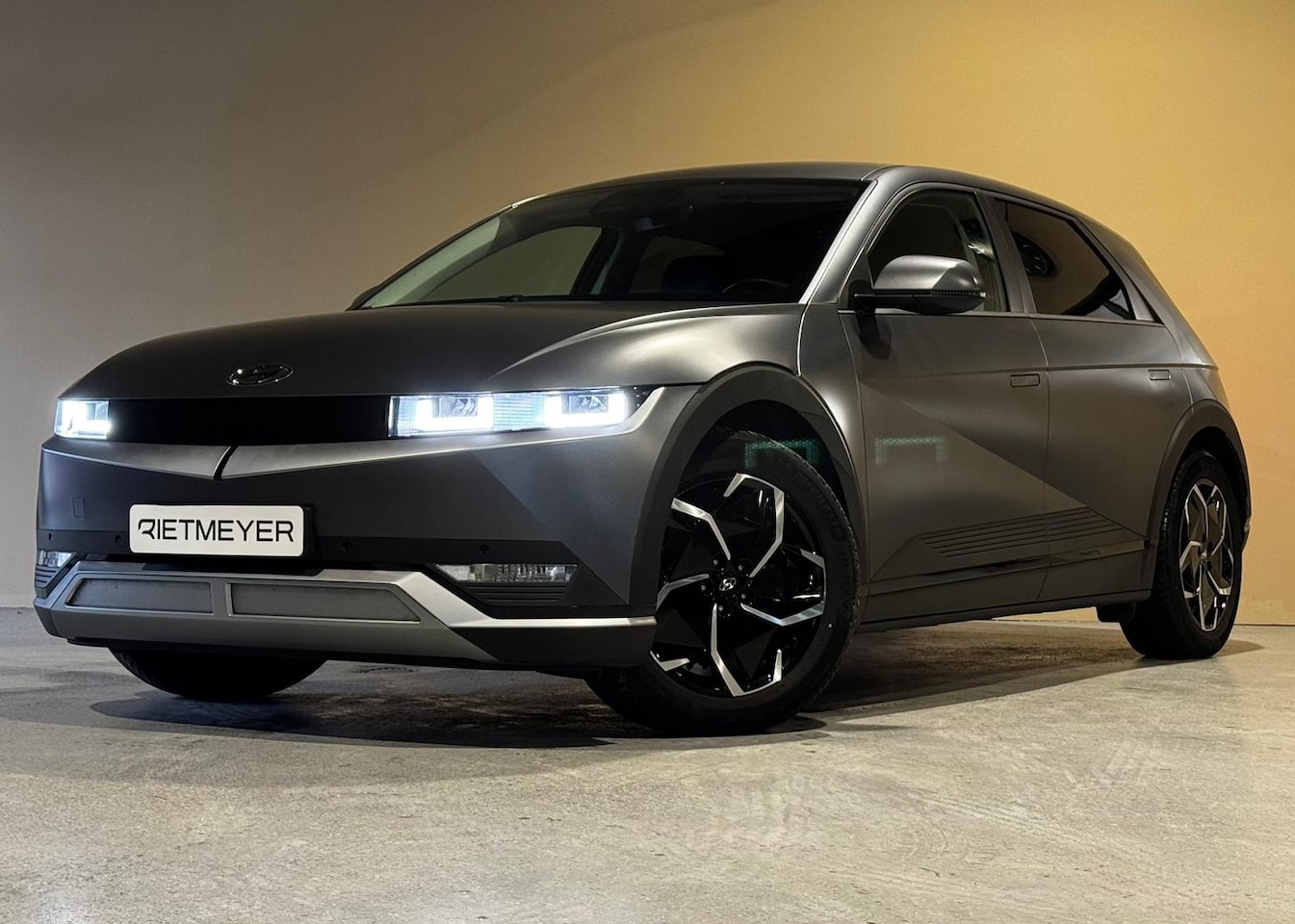 Hyundai IONIQ 5 - Connect+ 58 kWh SOH 100% |Matt grijs| Leder interieur |Head-up display |Electrische stoele - AutoWereld.nl