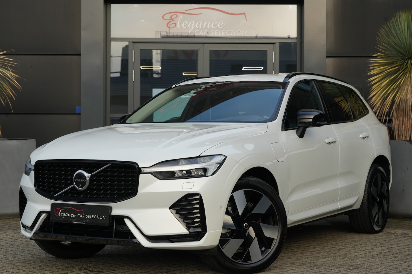Volvo XC60 - 2.0 T8 Plug-in hybrid AWD Plus Dark 455pk Panoramadak/HarmanKardon/360Camera - AutoWereld.nl