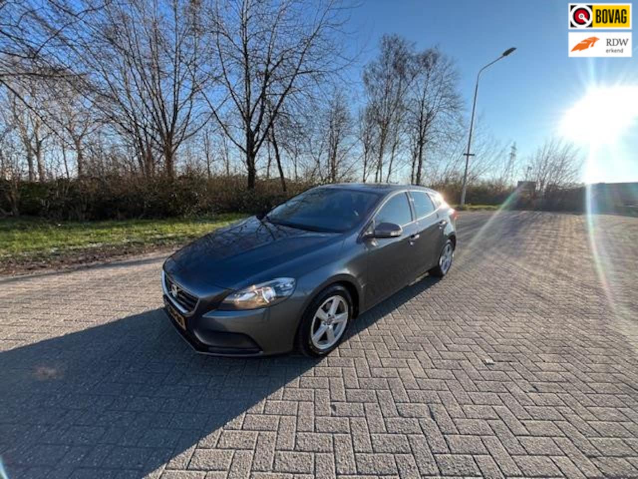 Volvo V40 - 1.6 D2 Momentum*NIEUWSTAAT*AIRCO*NAVI*TREKHAAK*1STE EIGENAAR* - AutoWereld.nl