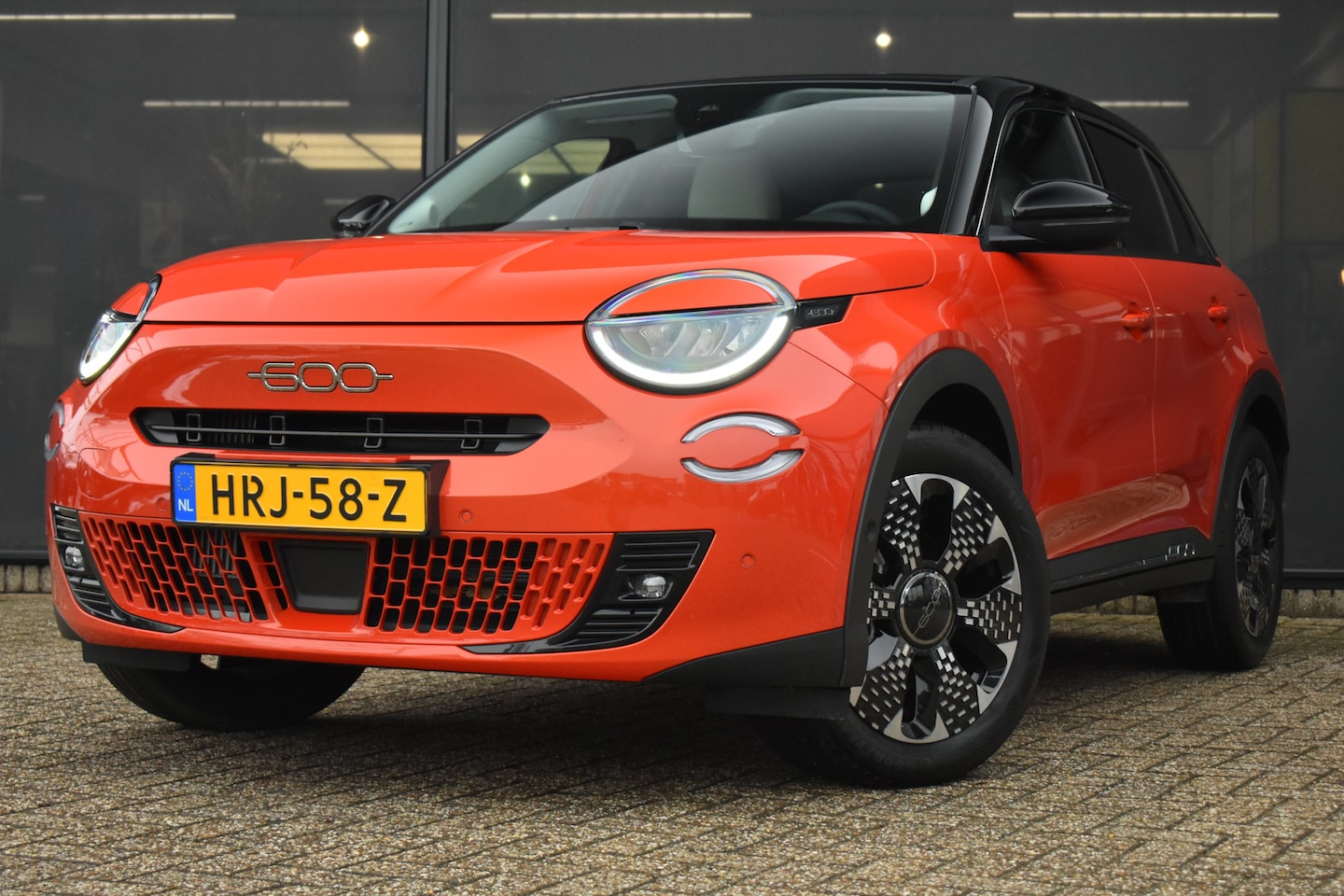 Fiat 600 - 1.2 Hybrid La Prima 145pk 8 Jaar Garantie! | Vol-Leder | Massage | Elektr. Stoelen | Stoel - AutoWereld.nl