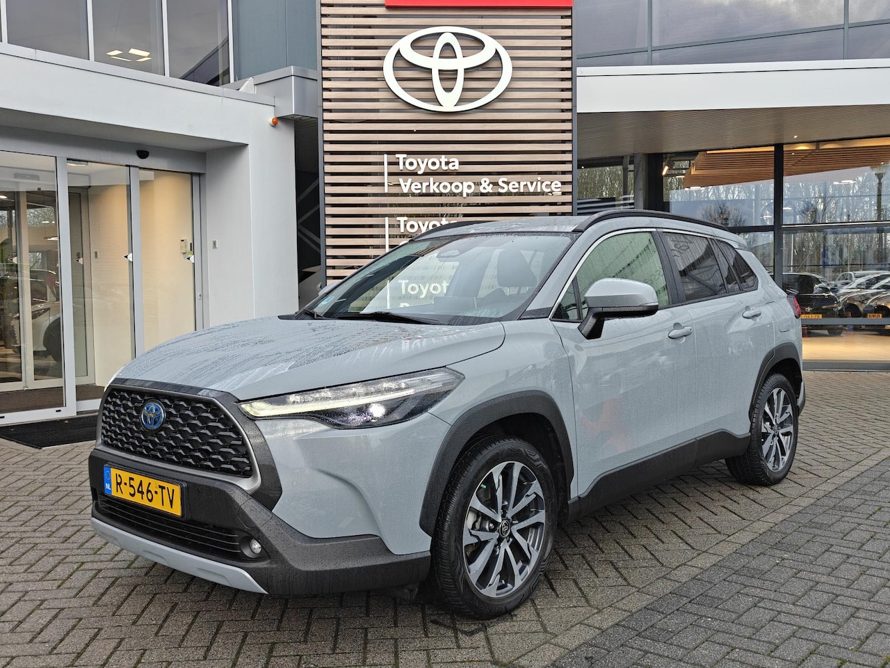 Toyota Corolla Cross - 2.0 High Power Hybrid First Edition NL-AUTO ALL-SEASON BLIND SPOT PARK-SENSOREN STOELVERWA - AutoWereld.nl