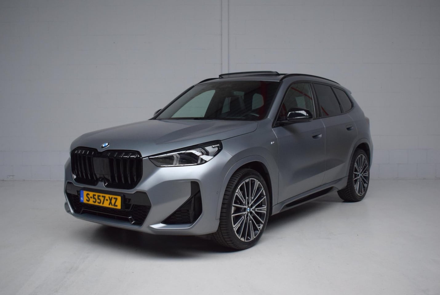 BMW X1 - SDrive18i N-TYPE ORG.NED / NAP / CAMERA / HEAD-UP / EL.TREKHAAK / HARMAN-KARDON / SFEERVER - AutoWereld.nl
