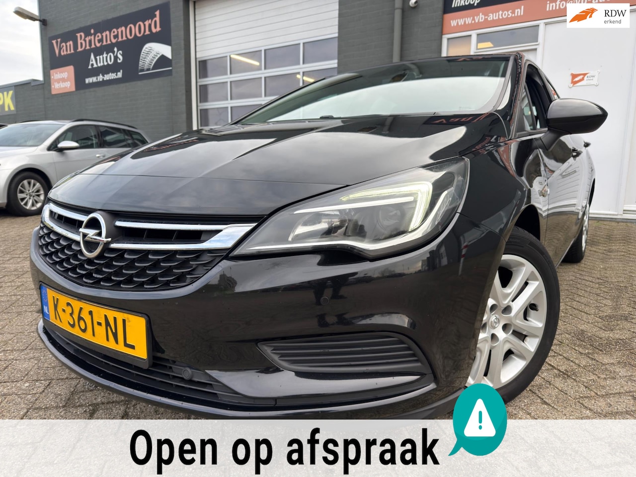 Opel Astra - 1.0 Business+ met parkeersensoren en navigatie en cruise controle en bluetooth telefoon / - AutoWereld.nl