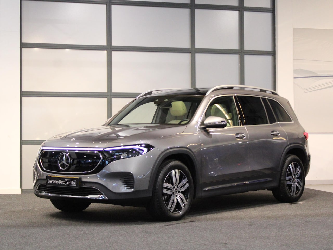 Mercedes-Benz EQB - 250 Luxury Line 67 kWh Panorama dak - AutoWereld.nl
