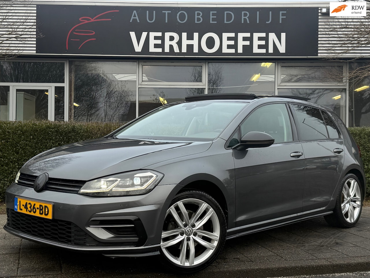 Volkswagen Golf - 1.5 TSI - R-line - PANORMADAK - STOEL MASSAGE / STUUR VERWARM - APPLE CARPLAY - PARKEER CA - AutoWereld.nl