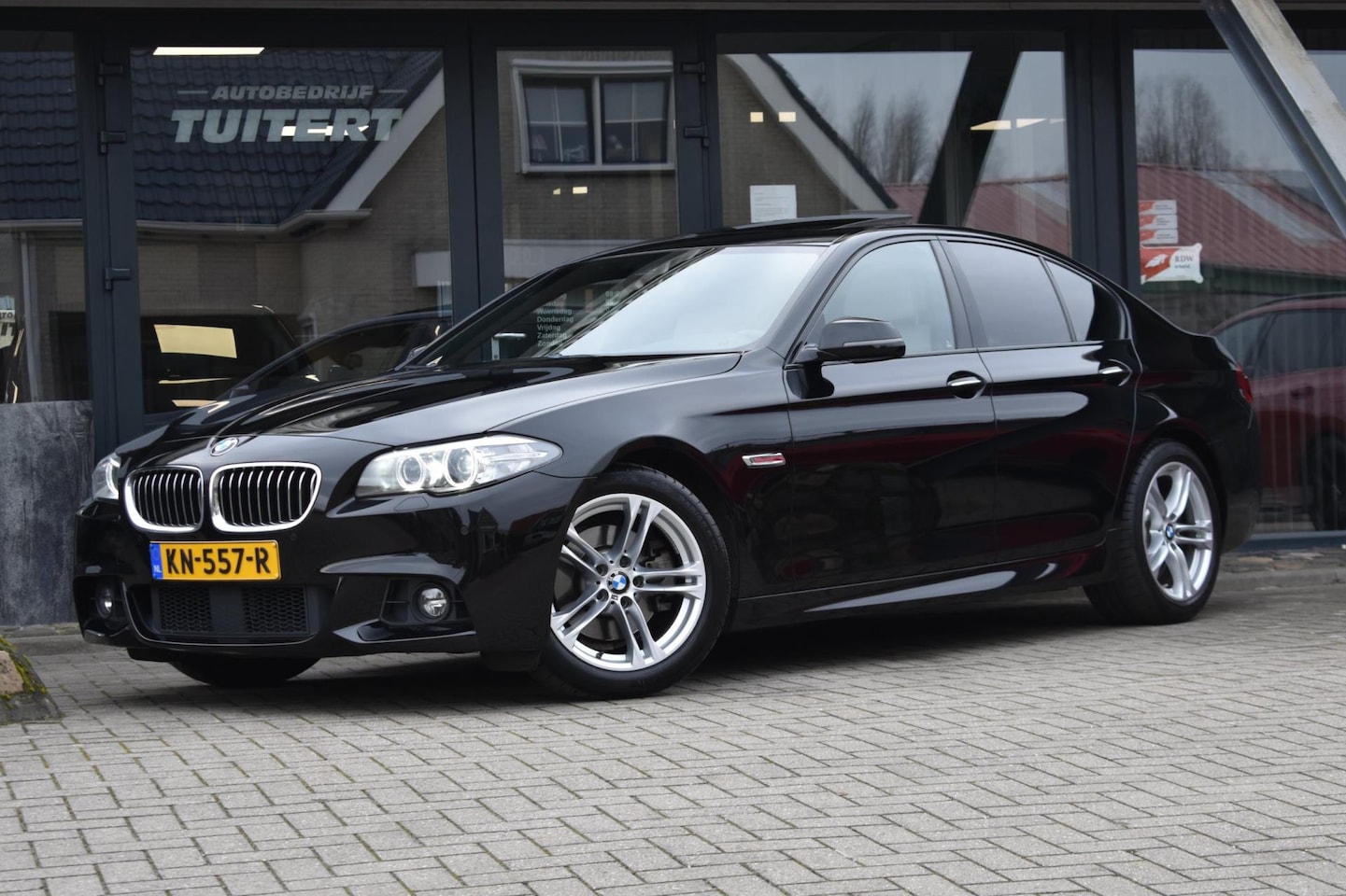 BMW 5-serie - 520i M Sport | SCHUIFDAK | CAMERA | LEDER | NAP | ADAPT. CRUISE | STOELVERWARMING - AutoWereld.nl