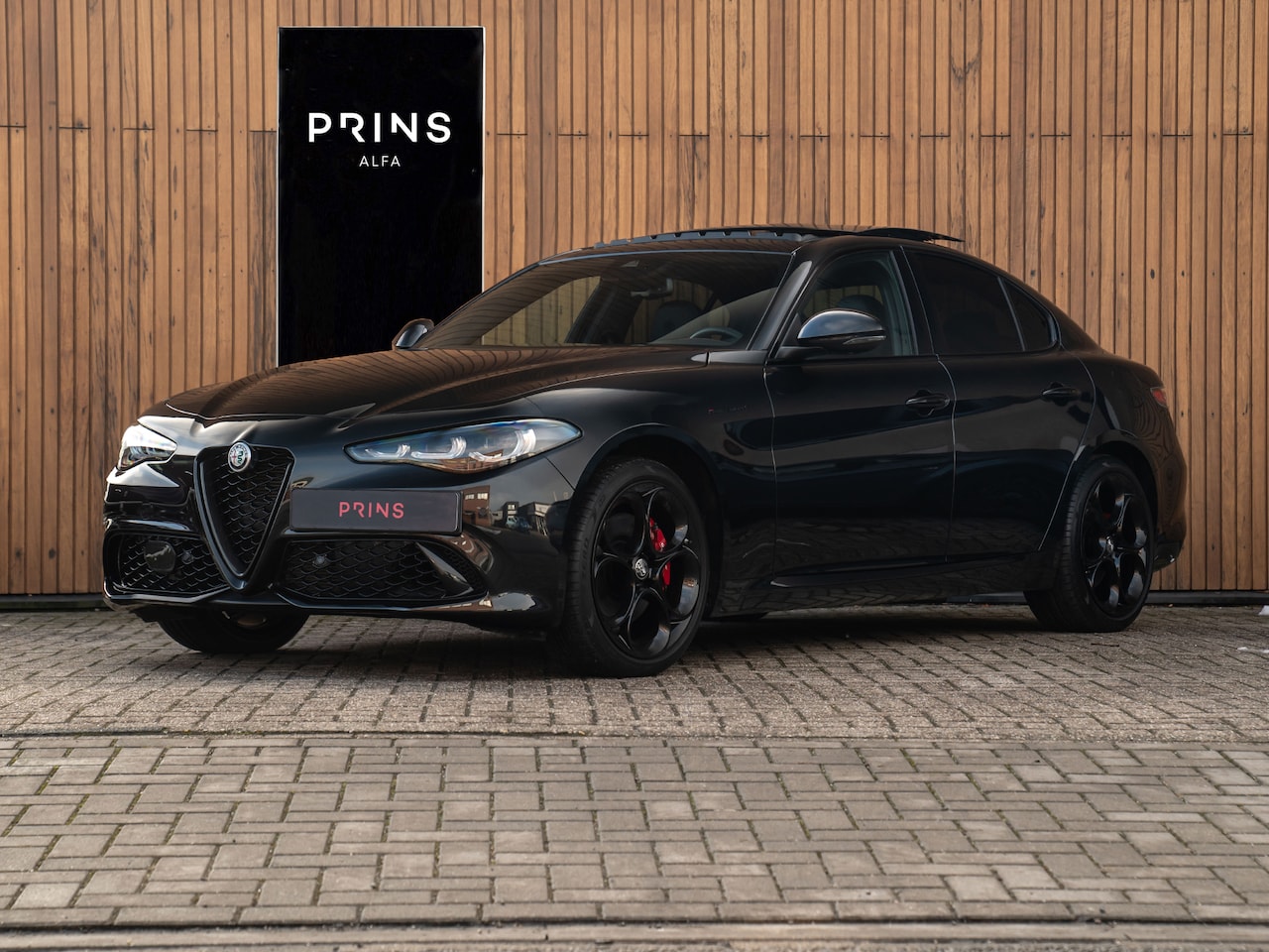 Alfa Romeo Giulia - 2.0T GME AWD Competizione 280pk | Pano-dak | Harman/Kardon | CarPlay | Lederen dash. - AutoWereld.nl