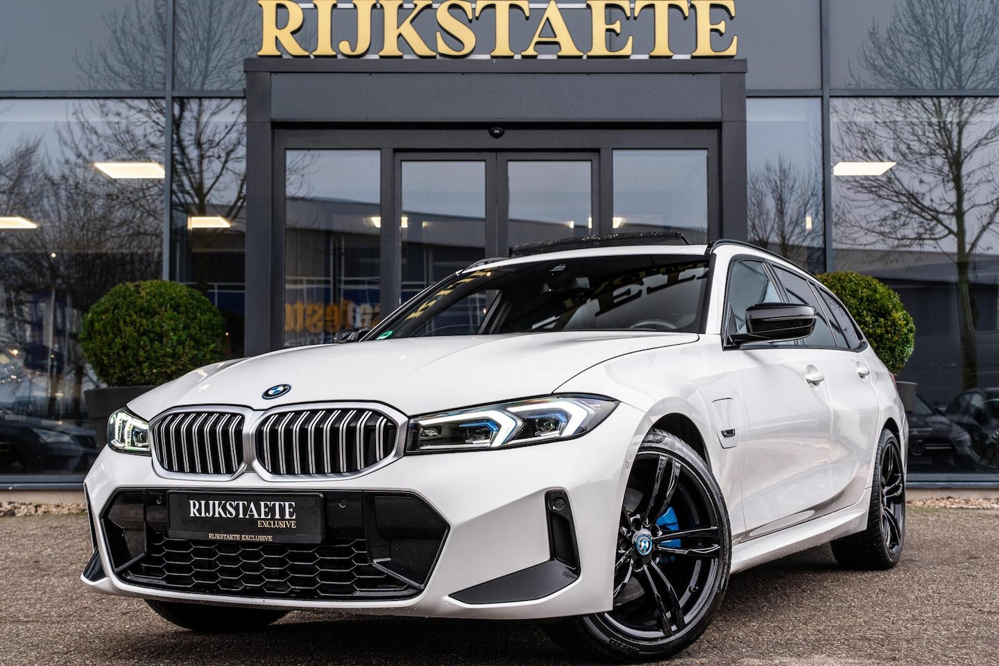 BMW 3-serie Touring - 330e xDrive|M-PAKKET|PANO|TREKHAAK|19'' - AutoWereld.nl