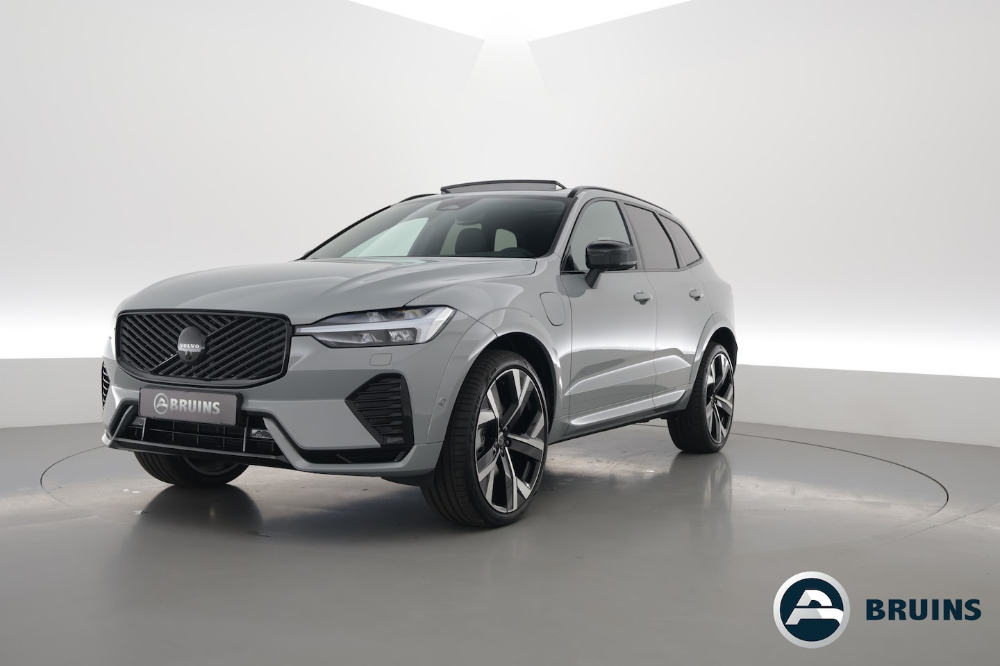 Volvo XC60 - 2.0 T8 Plug-in hybrid AWD Ultra Black Edition | Luchtvering | 22 inch | Trekhaak | Pano | - AutoWereld.nl