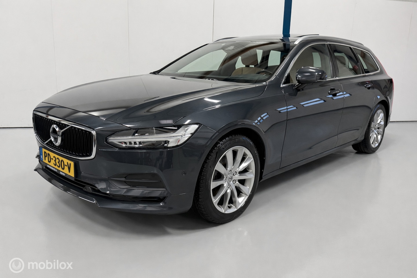 Volvo V90 - 2.0 T5 Momentum PANO/HUD/360/LEER/CARPLAY - AutoWereld.nl