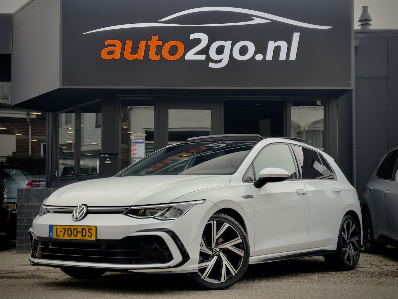 Volkswagen Golf - 1.5 eTSI AUT7 3X R-LINE PANODAK LEDER NAVI DIGI-DASH APPLE-CARPLAY LED LMV PDC - AutoWereld.nl