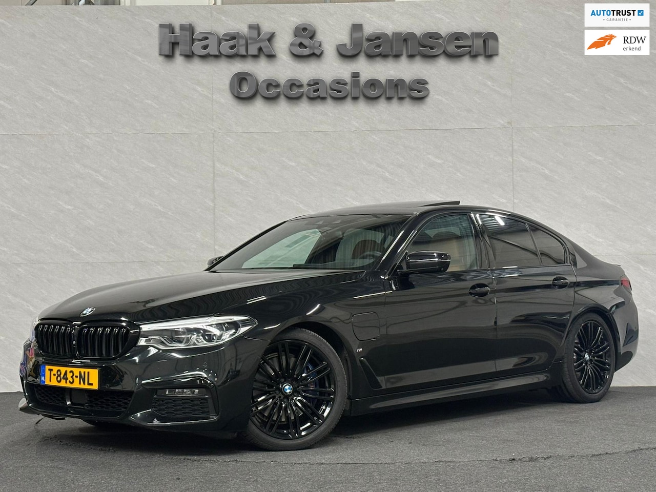 BMW 5-serie - 530e iPerformance High Executive M-Sport Pano - AutoWereld.nl