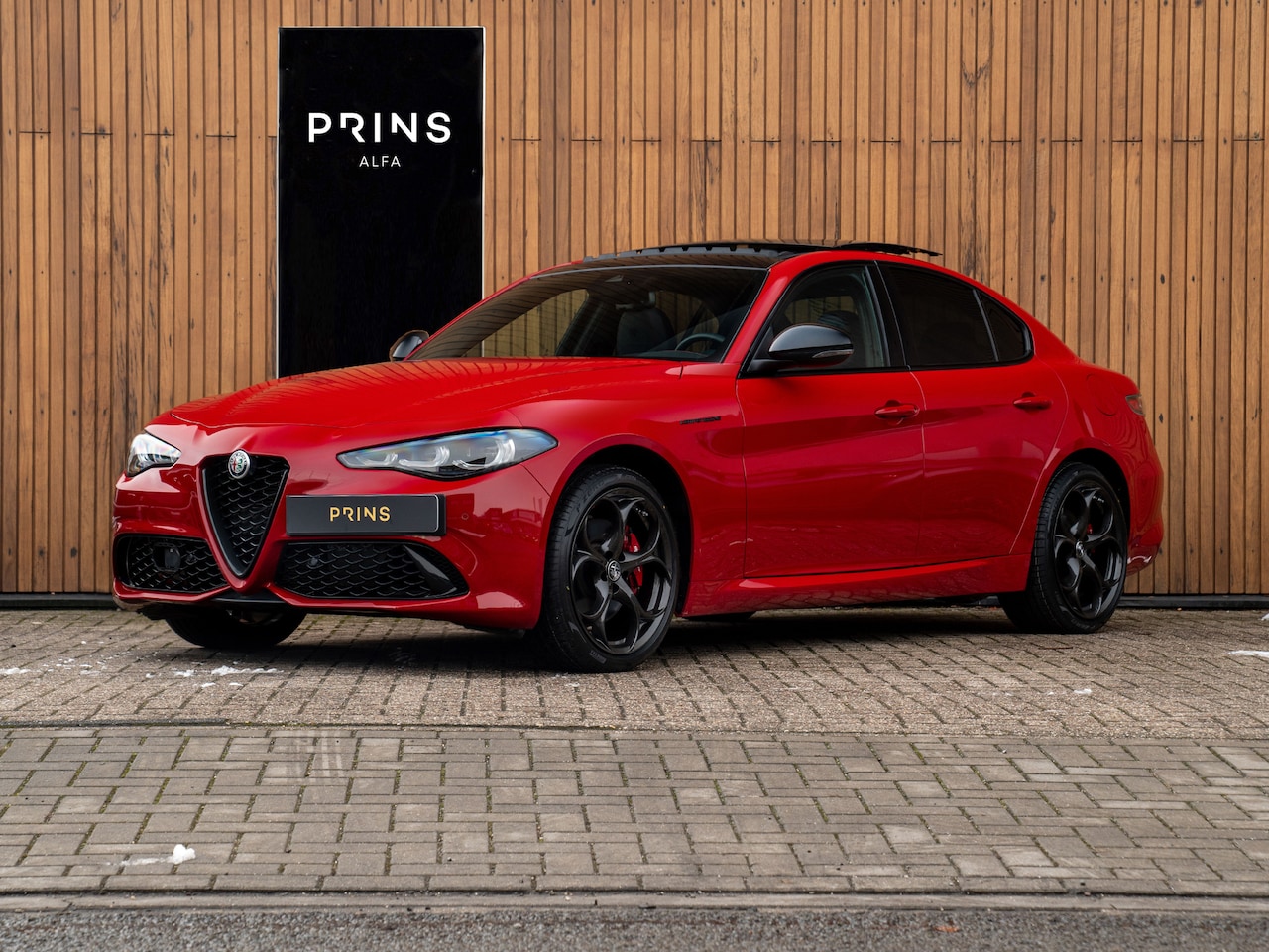 Alfa Romeo Giulia - 2.0T GME AWD Competizione 280pk | Pano-dak | Harman/Kardon | CarPlay | Lederen dash. - AutoWereld.nl