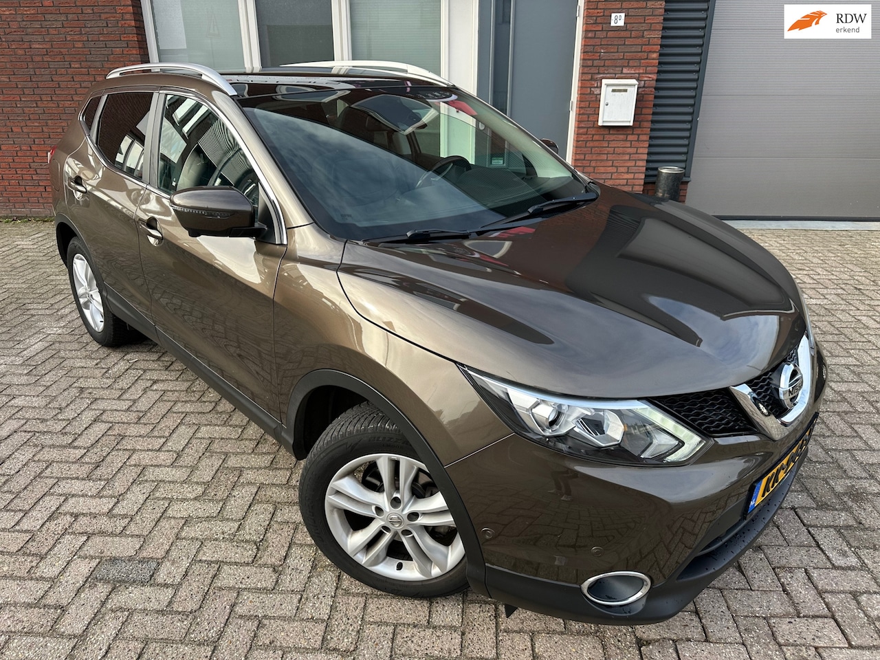 Nissan Qashqai - 1.2 Tekna / Pano / Navi / Camera / PDC / AUT - AutoWereld.nl