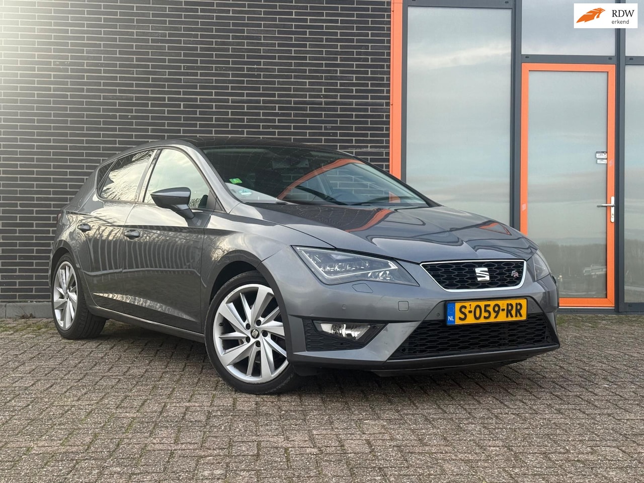 SEAT Leon ST - 2.0 TDI FR Dynamic Pano, Xenon! - AutoWereld.nl