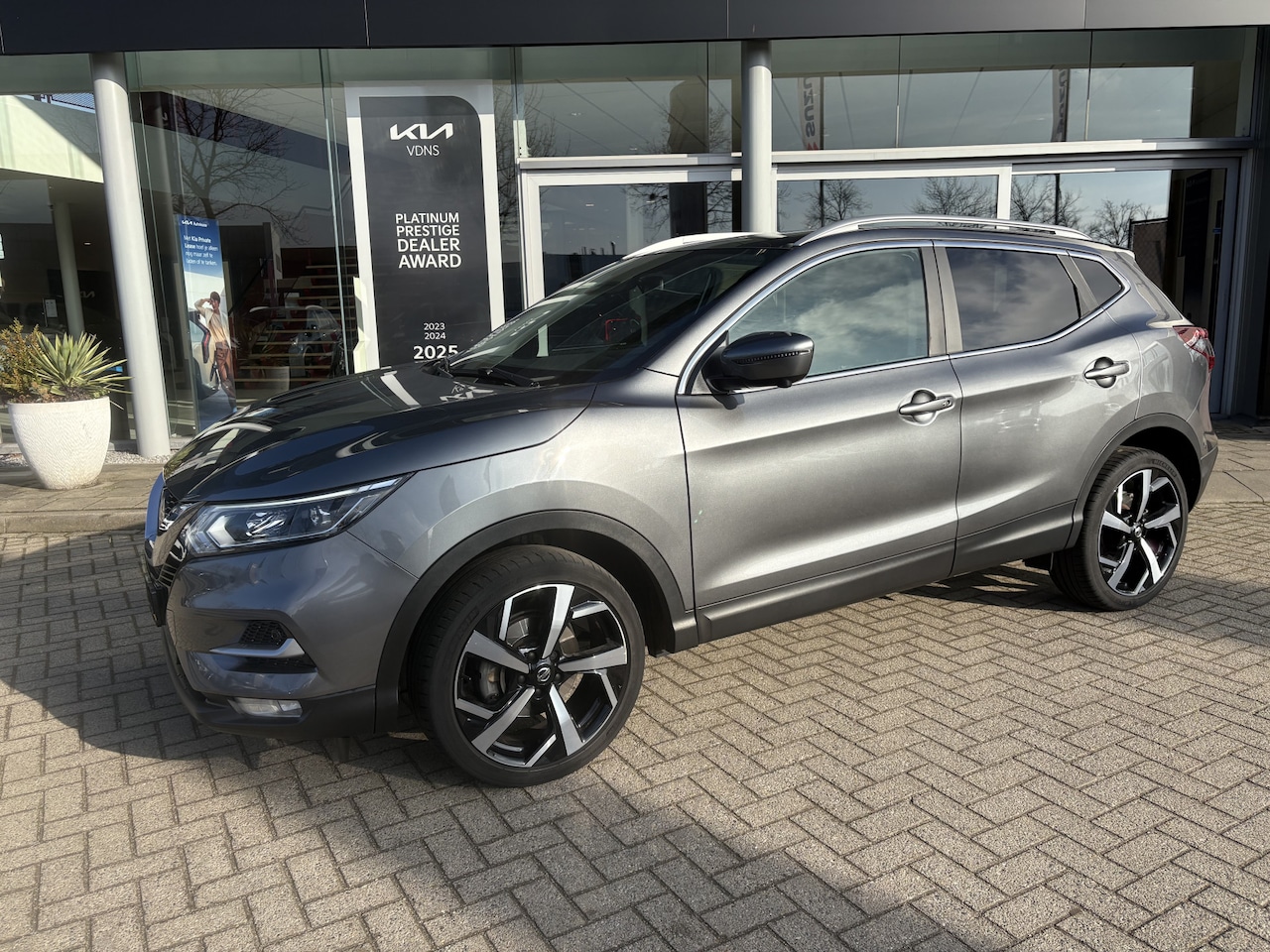 Nissan Qashqai - 1.3 DIG-T Premium Edition Full Options // NieuwStaat // 44.000km // info Roel 0492-588951 - AutoWereld.nl