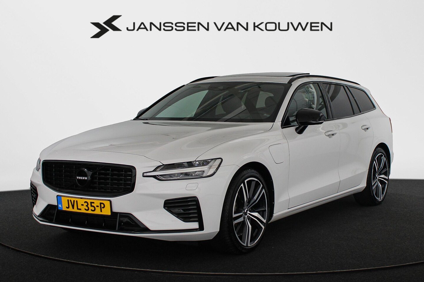 Volvo V60 - 2.0 T6 Recharge AWD R-Design Panoramadak Harman Kardon Adaptieve LED Koplampen - AutoWereld.nl