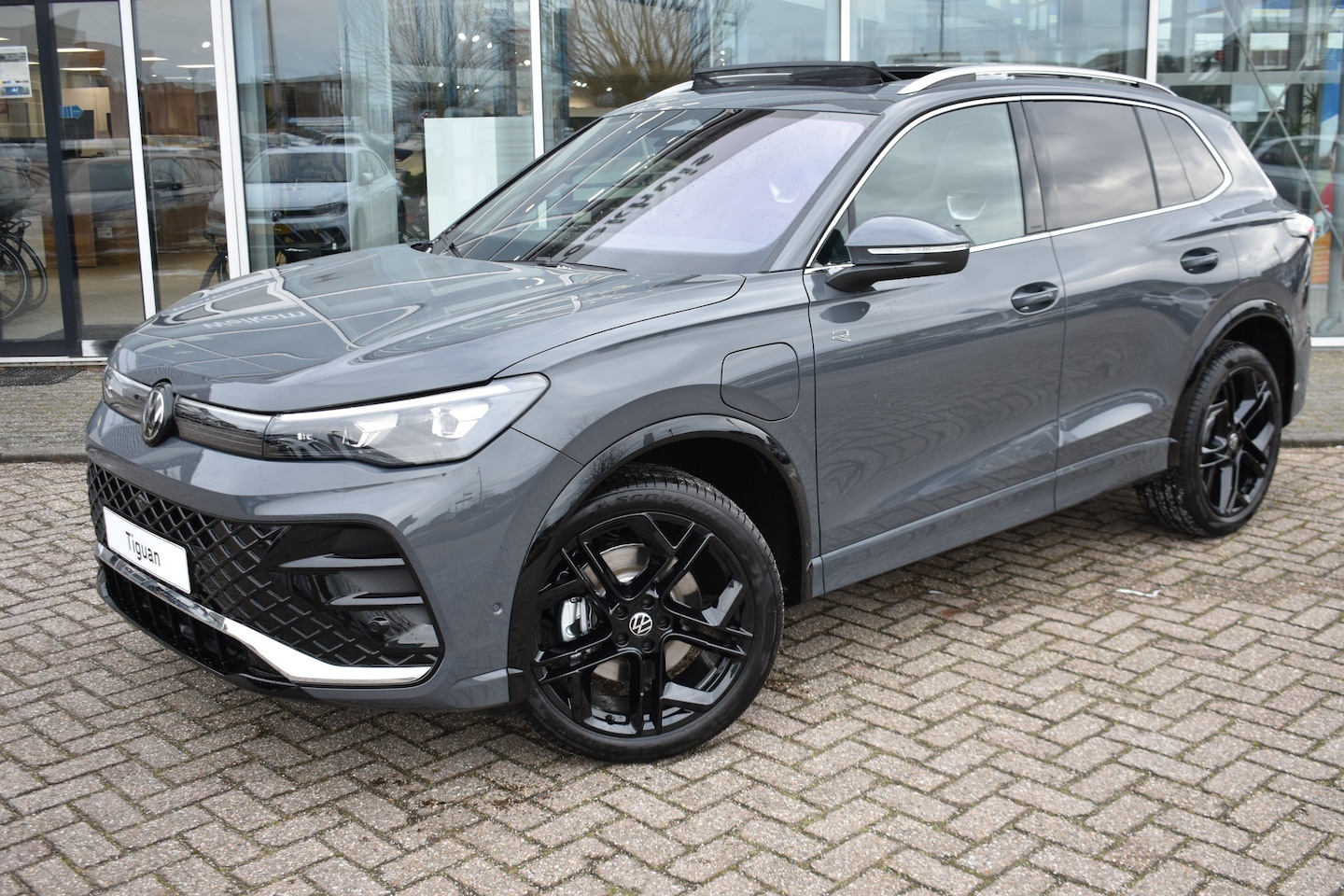 Volkswagen Tiguan - R-Line Edition - eHybrid Inclusief €2000,- inruilvoordeel | PANORAMA DAK | TREKHAAK | 360 - AutoWereld.nl