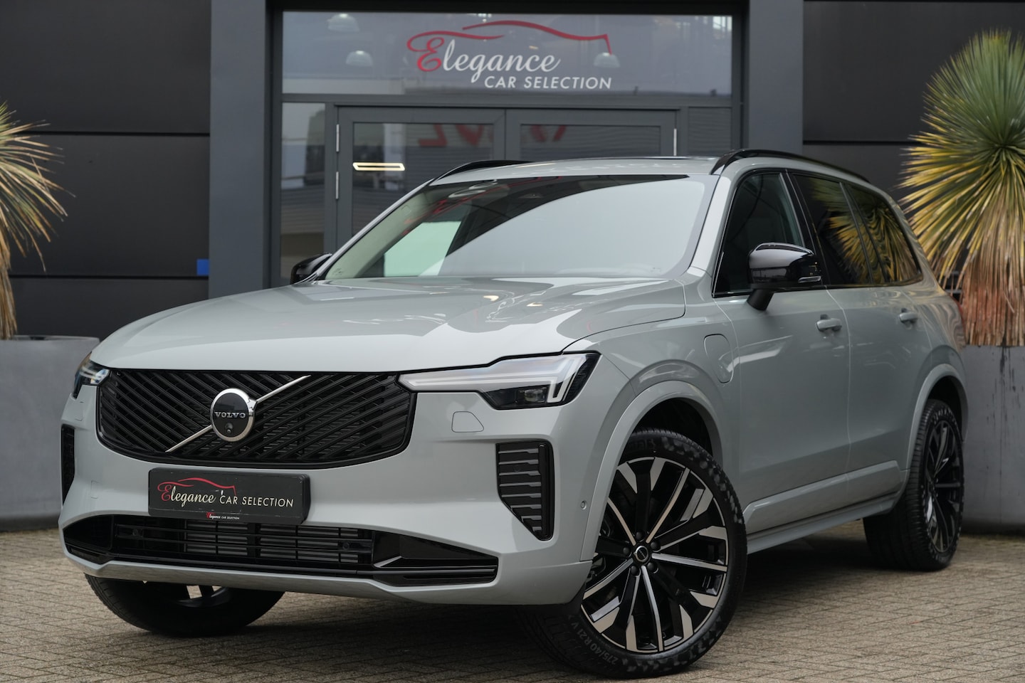 Volvo XC90 - 2.0 T8 Plug-in hybrid AWD Ultra Dark 455pk Panoramadak/Stoelverwarming/360Camera - AutoWereld.nl