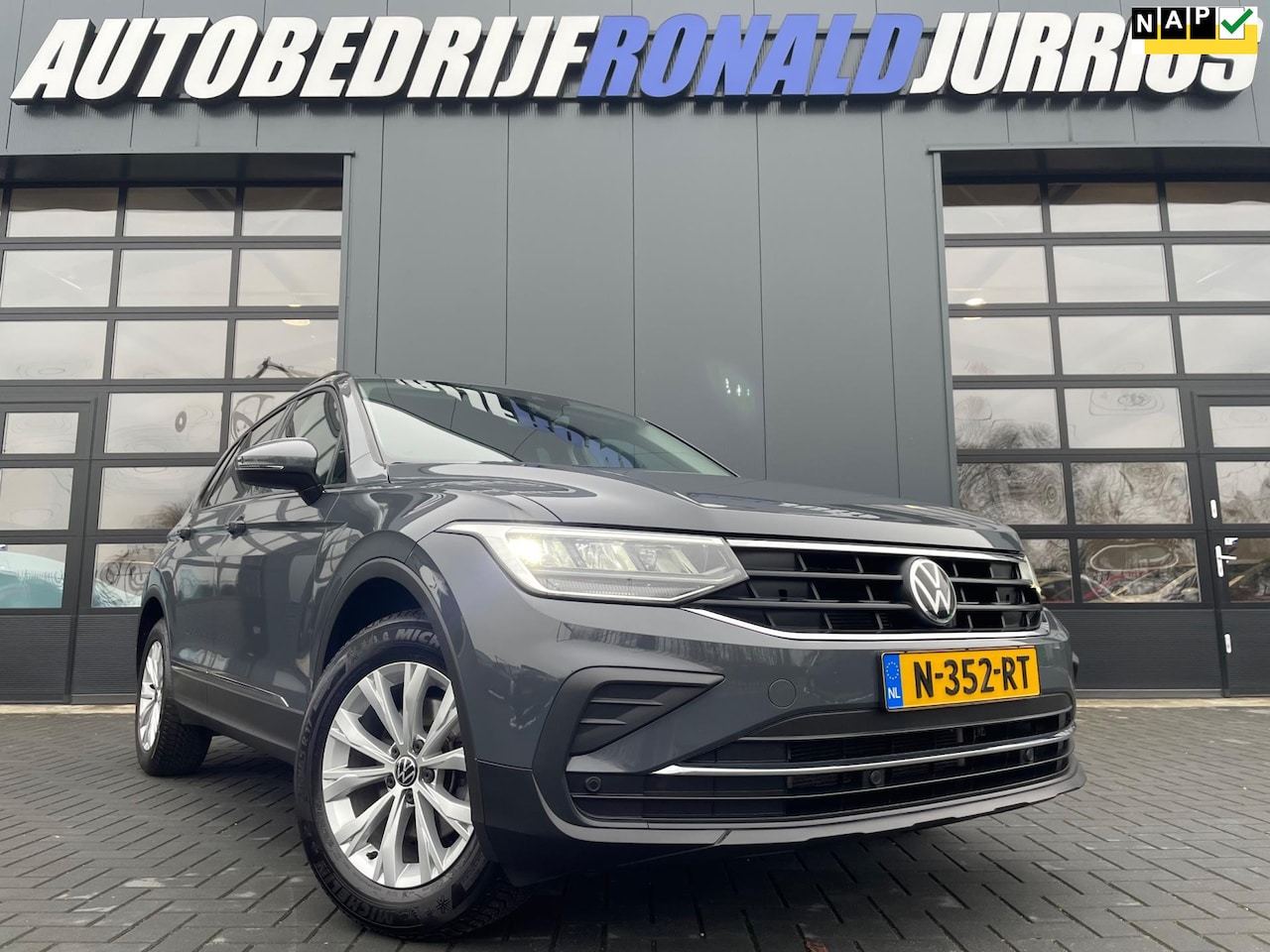 Volkswagen Tiguan - 1.5 TSI Life NL.Auto/Trekhaak/Virtual cockpit/Carplay/Adaptive Cruise/Full Led/1Ste Eigena - AutoWereld.nl