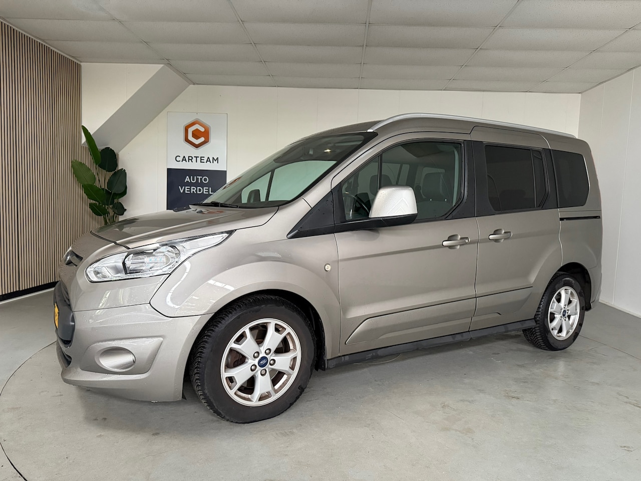 Ford Tourneo Connect Compact - 1.0 Titanium Airco, Navigatie, Trekhaak, LMV, Panodak - AutoWereld.nl