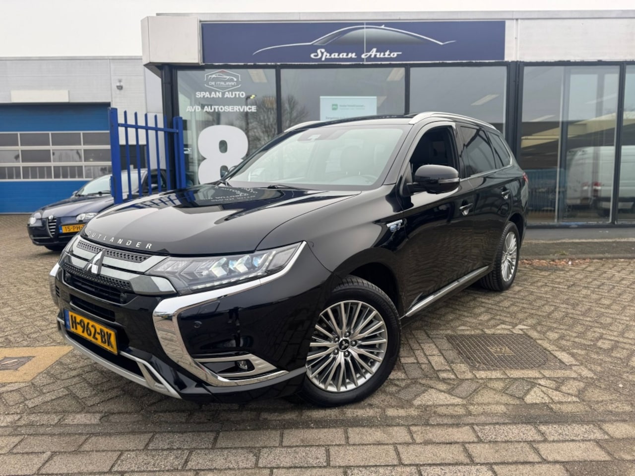 Mitsubishi Outlander - 2.4 PHEV Instyle+ | PANODAK | STUURVERW. | 360* CAM | LEER - AutoWereld.nl