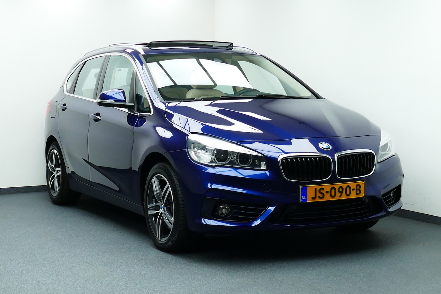 BMW 2-serie Active Tourer - 225xe Centennial High Executive. Panodak, Camera, Leer, StoelVerw, Adap Cruise - AutoWereld.nl