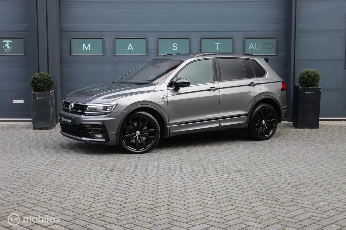 Volkswagen Tiguan - 2.0 TSI 4Motion Highline|R-line|Pano|HUD|Camera - AutoWereld.nl