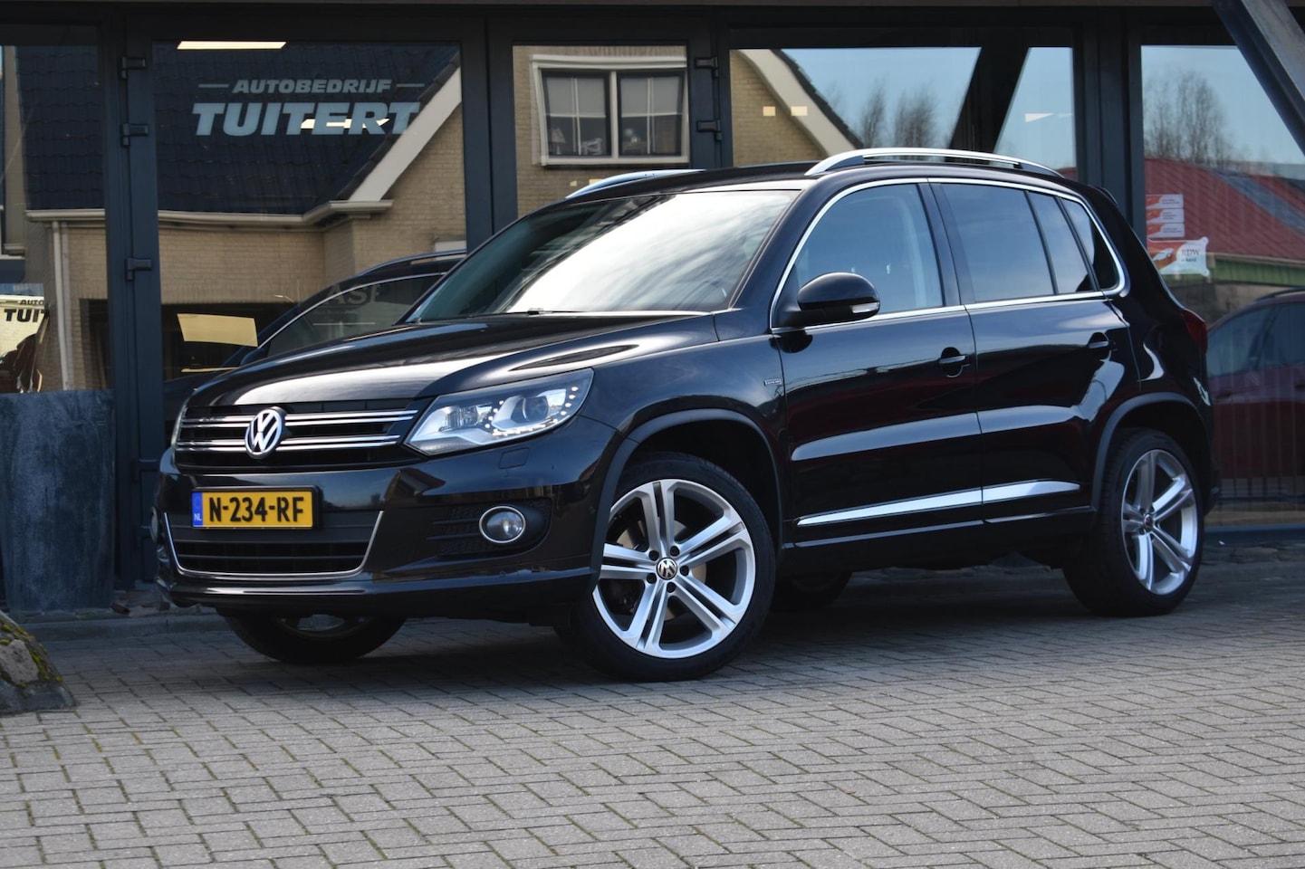 Volkswagen Tiguan - 1.4 TSI R-LINE LM | TREKHAAK | XENON | LED | STOELVERWARMING | NAVI | CRUISE CONTROLE - AutoWereld.nl