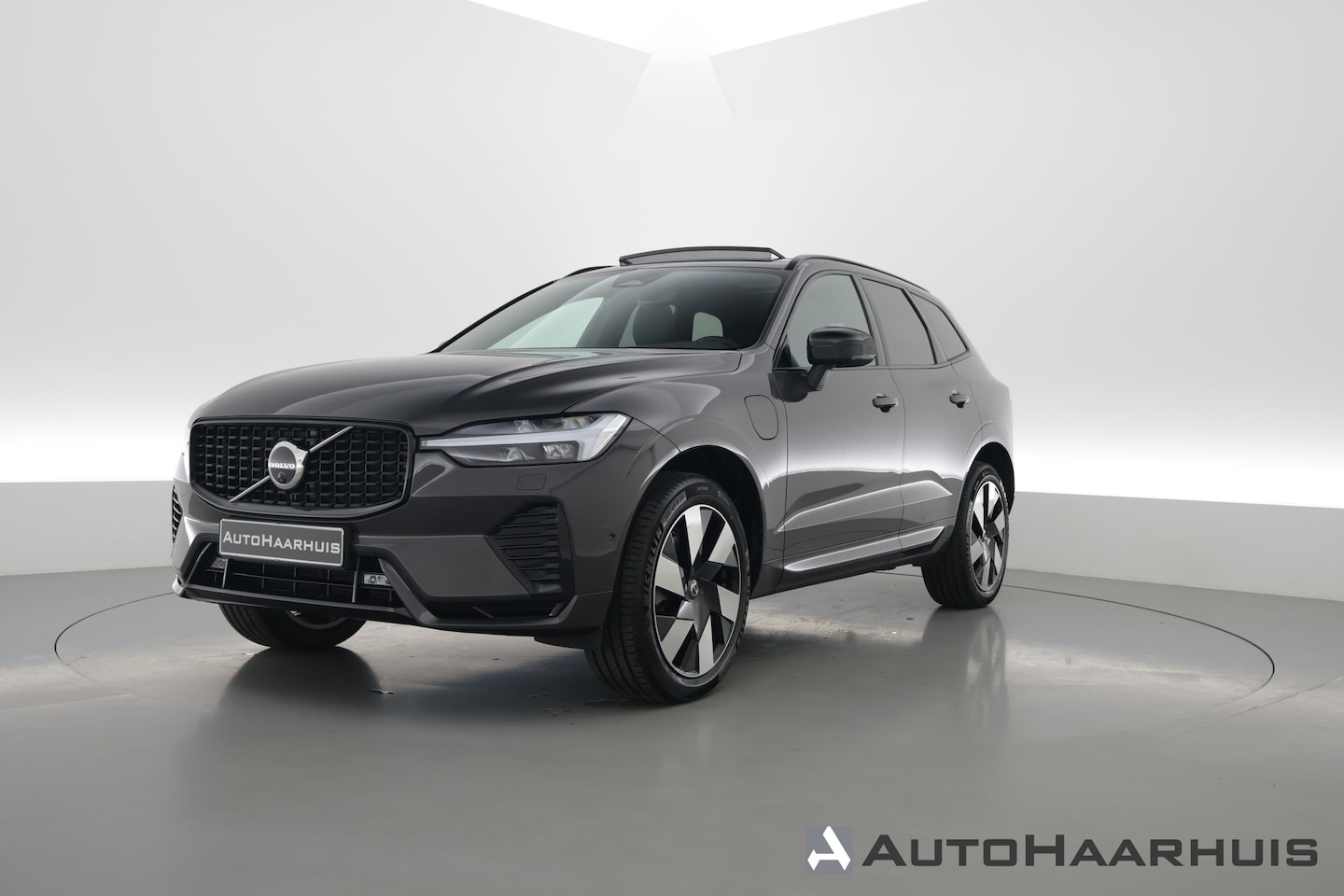 Volvo XC60 - 2.0 T6 Plug-in hybrid AWD Plus Dark | Pano | Pilot Assist | Head-up | 360cam | Keyless | H - AutoWereld.nl