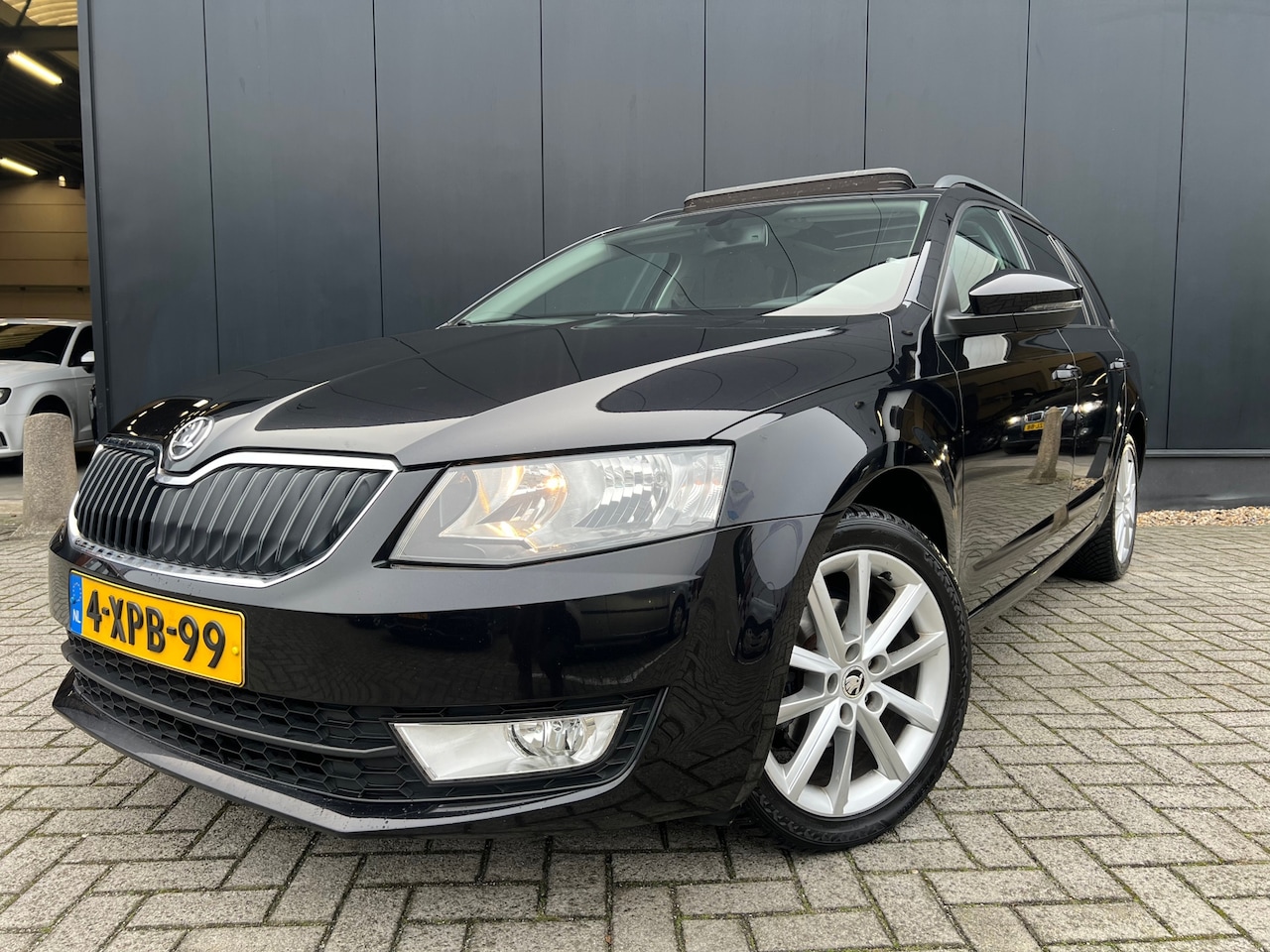 Skoda Octavia Combi - 1.2 TSI Automaat/Navi/Pano/Camera/ZrMooi - AutoWereld.nl