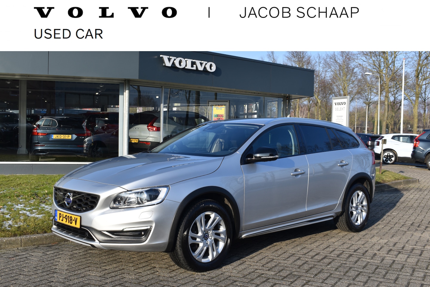 Volvo V60 Cross Country - D3 150PK Automaat Momentum | Trekhaak | Stoelverwarming | Camera - AutoWereld.nl