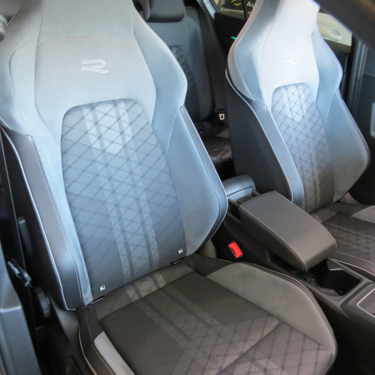 Volkswagen Golf Variant - 1.5 eTSI R-Line Automaat | Apple Carplay | Panoramadak | Stuurwielverwarming | Navigatie | Achteruitrijcam