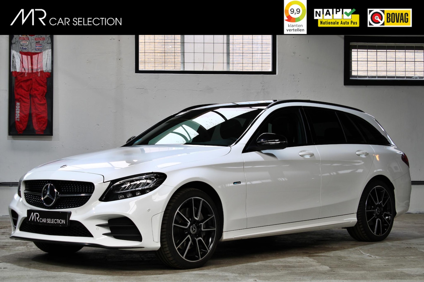 Mercedes-Benz C-klasse Estate - 300 e | AMG | Night | Panoramadak | Apple Carplay | 20 inch | Dealeronderhouden | - AutoWereld.nl