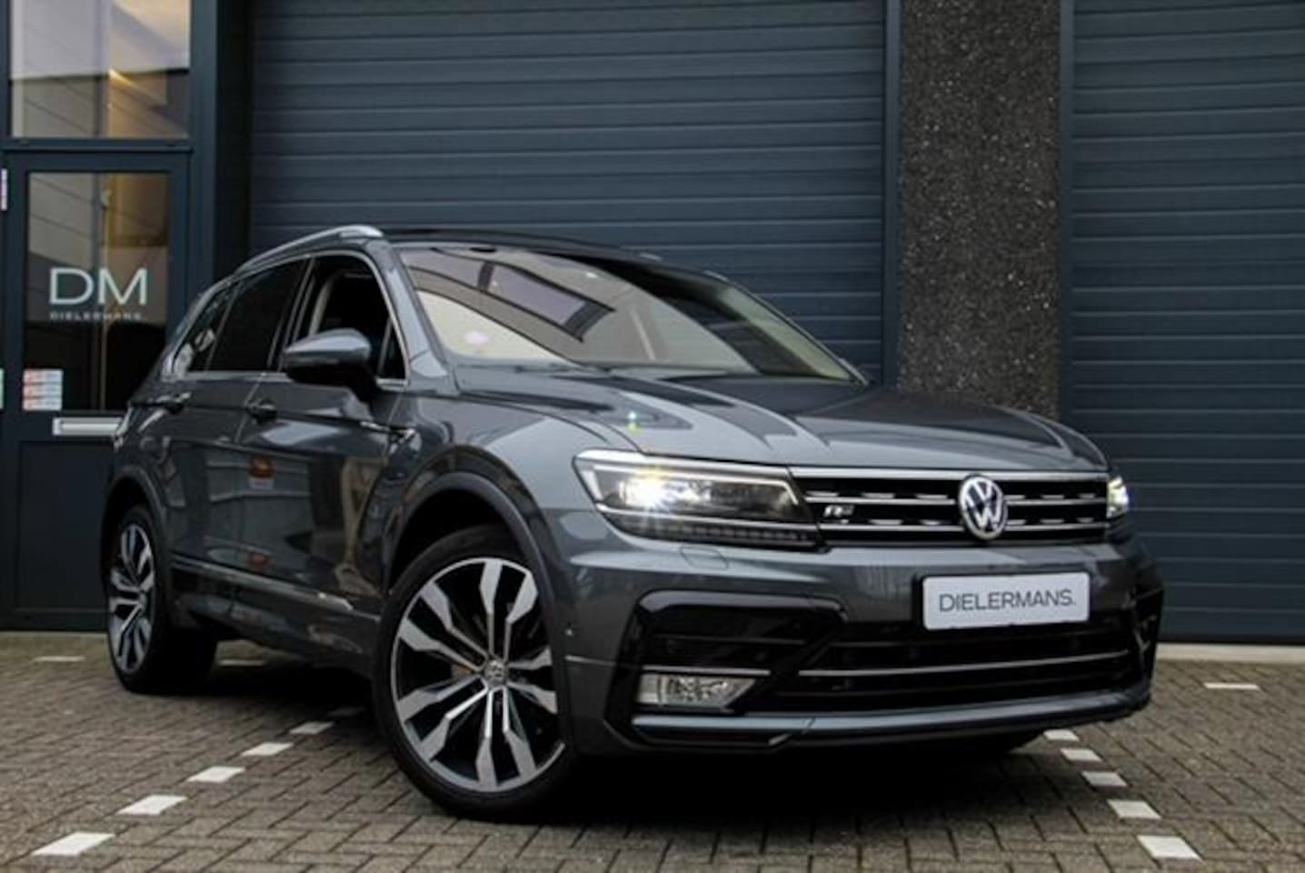 Volkswagen Tiguan - 2.0 TSI 4X4 DSG Trekhaak | Panoramadak | Vol in de opties | MEER FOTOS VOLGEN! - AutoWereld.nl