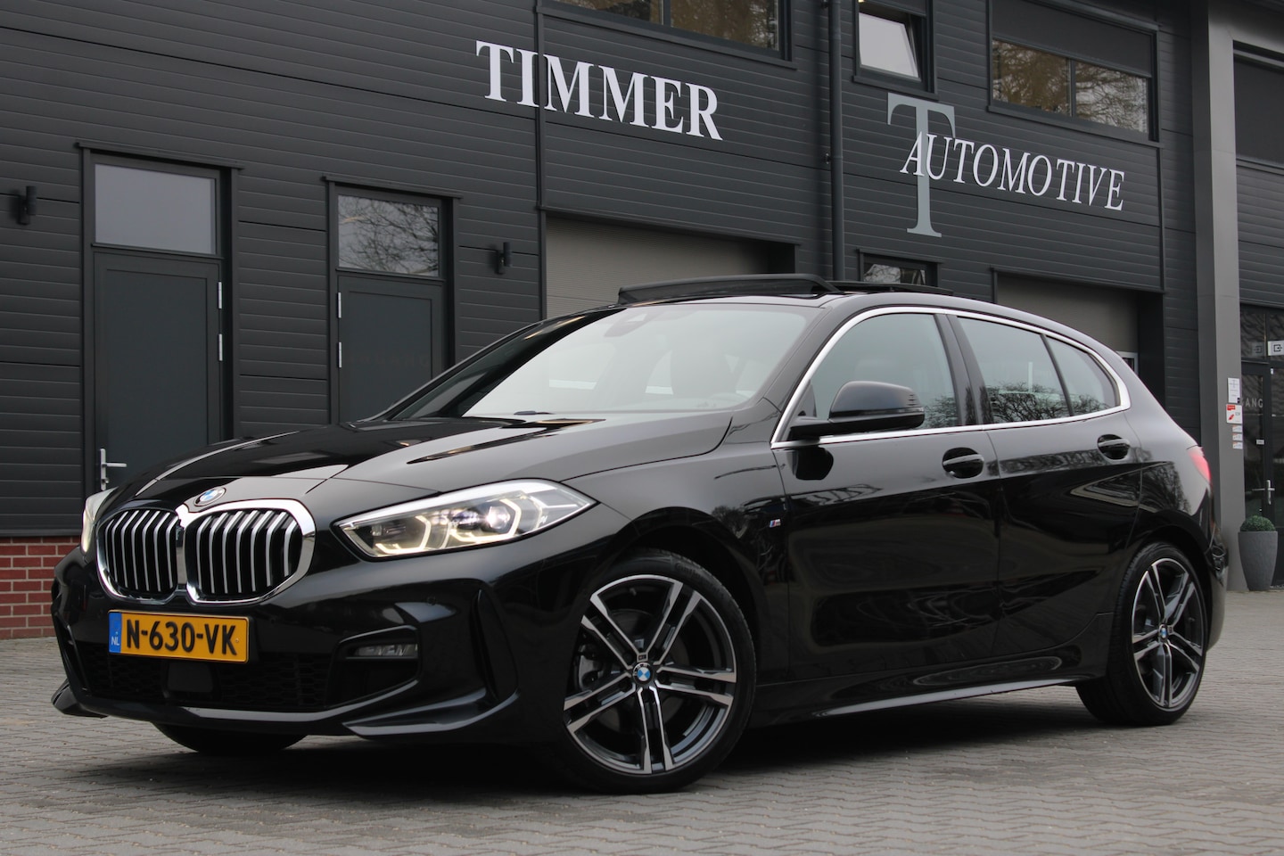 BMW 1-serie - 118i Business Edition Plus M Sport - Panoramadak - 18 inch -Lederen bekleding Stoel verwar - AutoWereld.nl