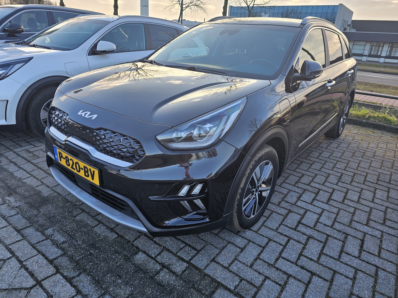 Kia Niro - 1.6 GDi PHEV DynamicPlusLine Trekhaak | Leder | Navigatie - AutoWereld.nl