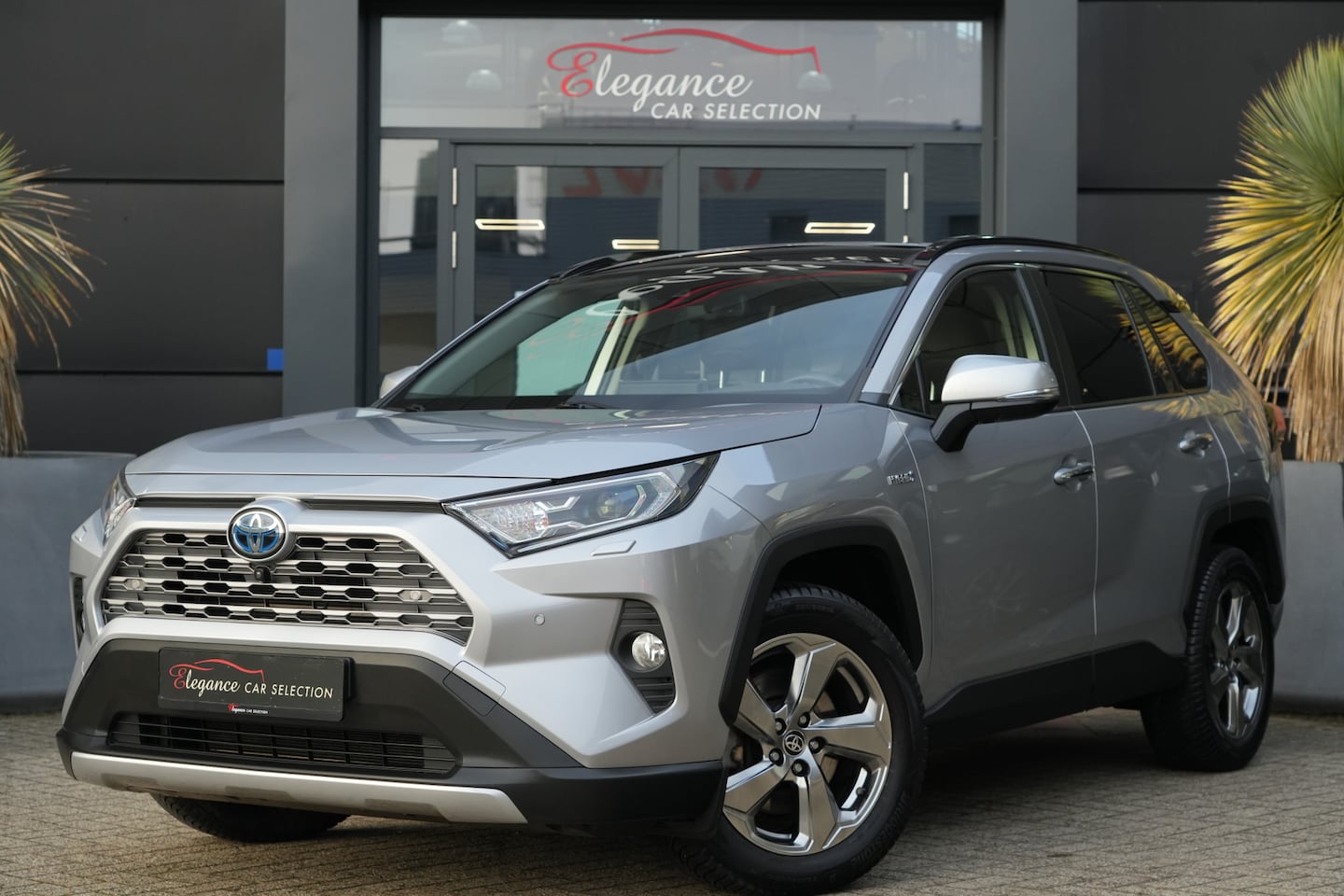 Toyota RAV4 - 2.5 Hybrid AWD Executive 222pk Panoramadak/Stoelverwarming/Camera - AutoWereld.nl