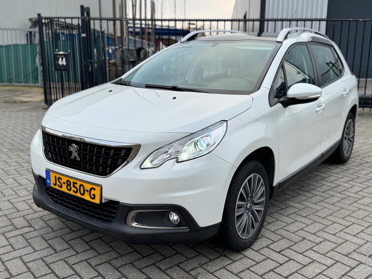 Peugeot 2008 - 1.2 PureTech Blue Lion Automaat Pano Clima Navi - AutoWereld.nl
