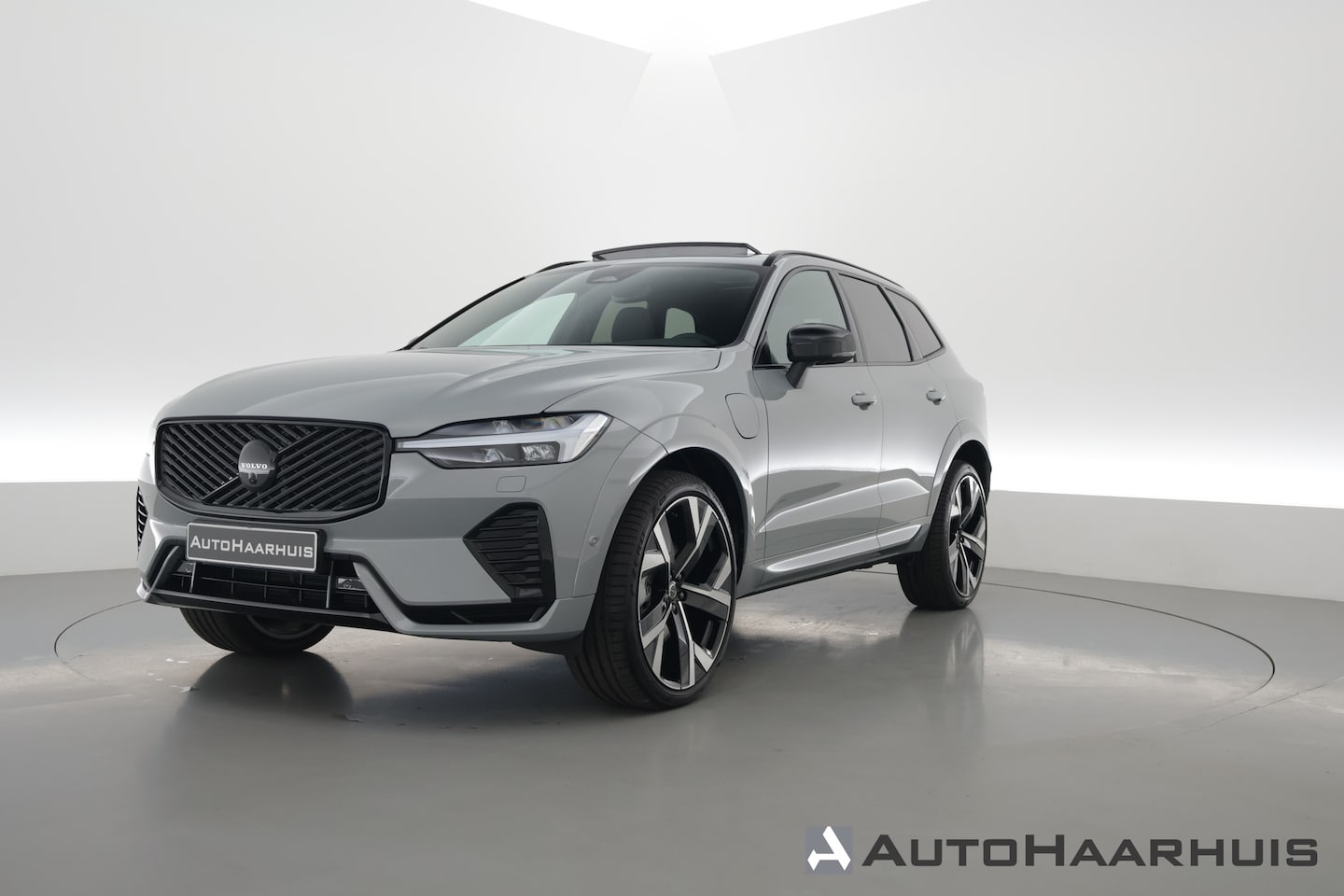 Volvo XC60 - 2.0 T8 Plug-in hybrid AWD Ultra Black Edition | Facelift | Trekhaak |  Luchtvering | 22 in - AutoWereld.nl